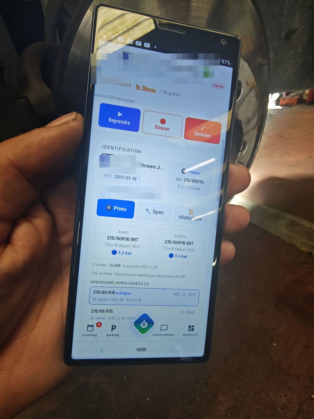 Fiche véhicule Axium en atelier : dimensions de pneus, pressions avant/arrière, entraxe et dimensions homologuées sur le téléphone du technicien